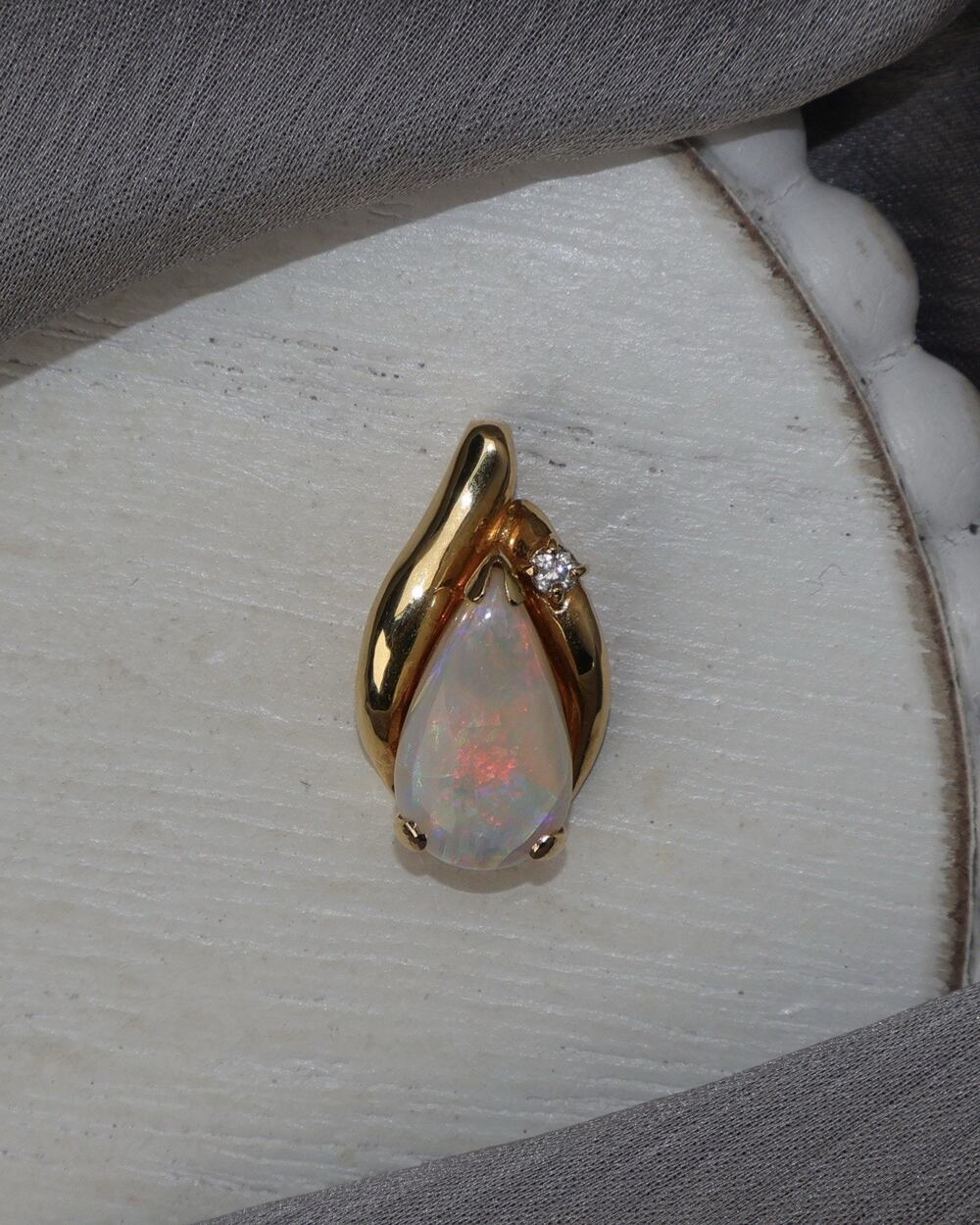 14k Yellow Gold Opal & Natural Diamond Pendant 3.9G / 0.8in